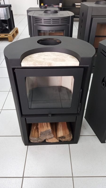 Calefator a lenha com tampo arredondado e compartimento para lenha