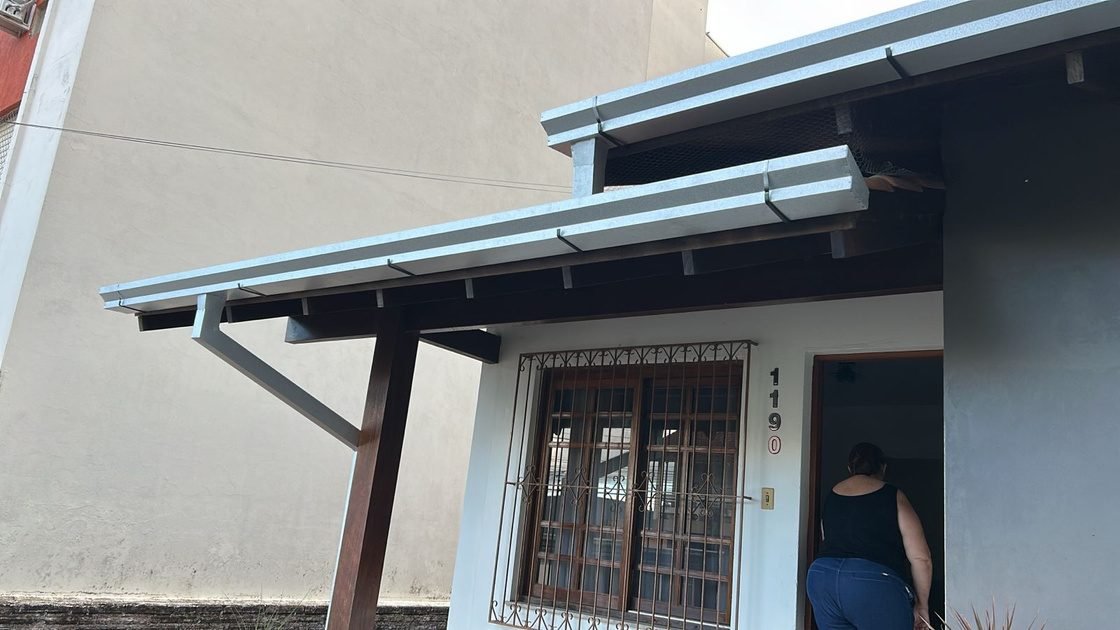 Residência com sistema de calhas de beiral instalado pela JS Calhas em Dois Irmãos, RS