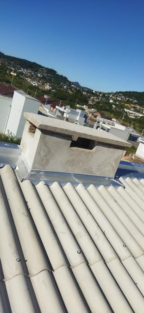 Colarinho de vedação instalado ao redor de duto no telhado
