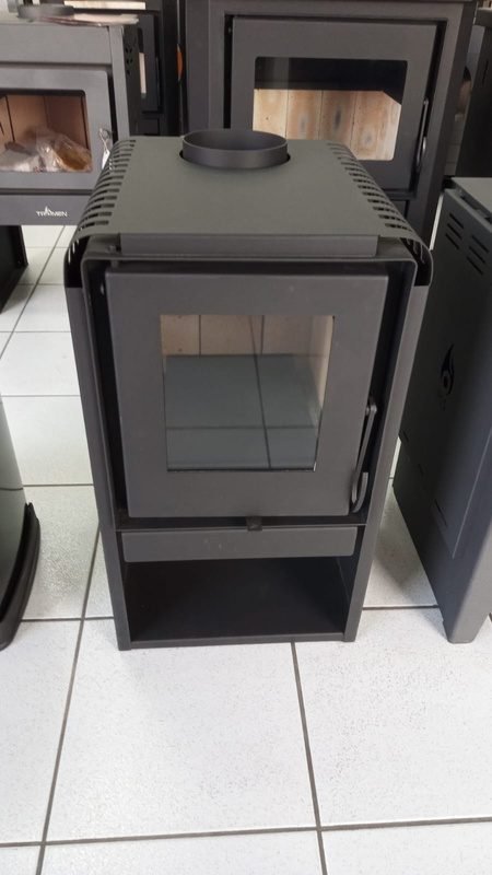 Lareira metálica com porta de vidro e visor para a chama